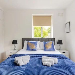 Spacious Two Bedroom Apartment In Battersea, Free Parking